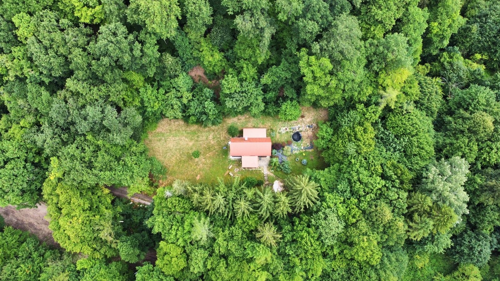 Exteriér a okolie chaty v Modrovej